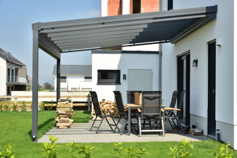 Pergola als Sonnenschutz auf der Terrasse eines neu gebauten Wohnhauses